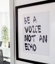 Foto von Spruch 'Be a voice not an echo' | InnovioSoft